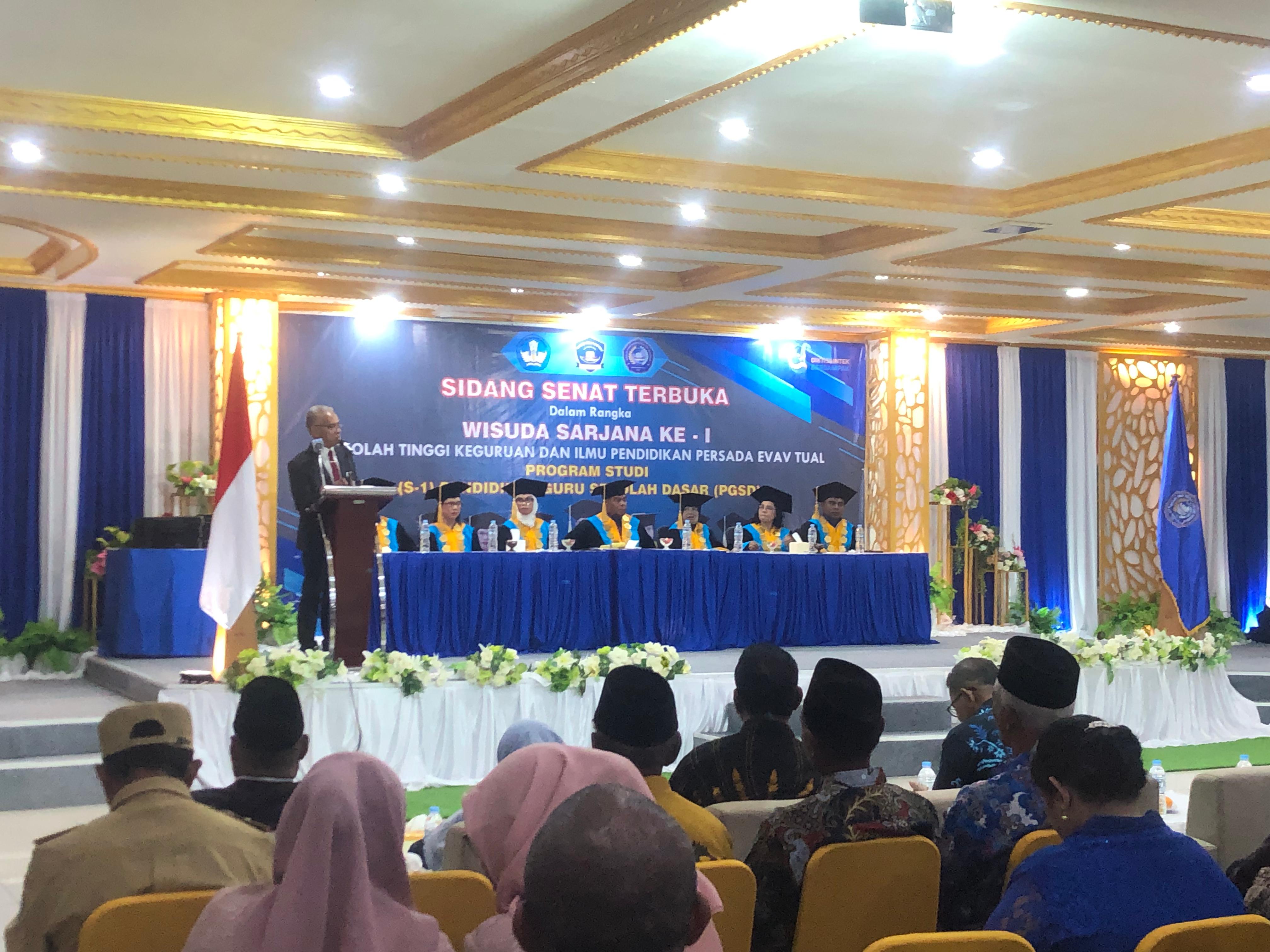 Melaksanakan Wisuda Perdana, STKIP Tual mencetak generasi guru di Pulau Kei.